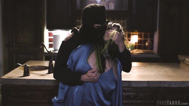 Innocente Xwife Karen in scena stanza da bagno