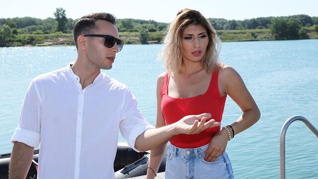 We Like To Suck presenta escena con las cabello largo de ninfomaníaca