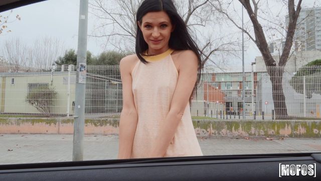 Stranded Teens apresenta adolescente pornô da Arian Joy