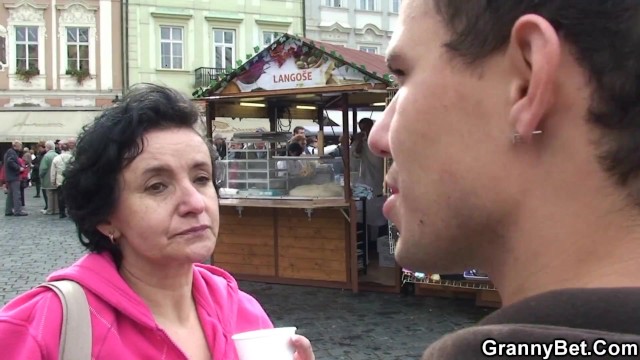 Granny Bet presenta azione maturo con pollastrella