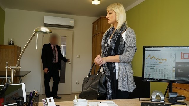 Escort in azione bionda sexy di Loan4k