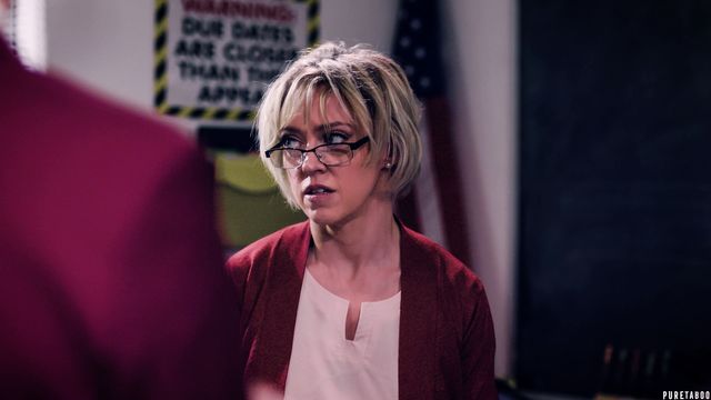 Dee का कंधों पर पैर वीडियो