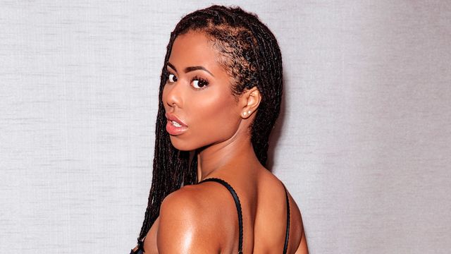 Porno de la curvilínea Kira de mamadas 