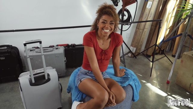 Zeus y Milu Blaze en pornografía de posando de I Know That Girl