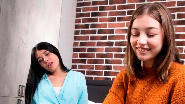 Porno longues jambes de Julia et Eliza