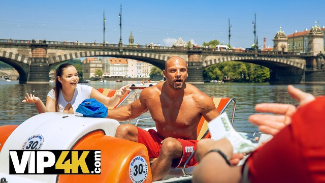 Sofia Lee en acción de recoger de Hunt4k