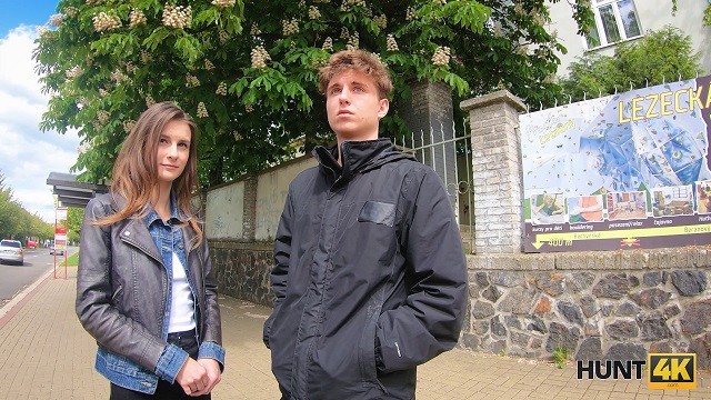 Straordinaria bellina in scena castana