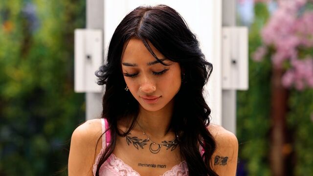 Guarda azione di scherzosa ragazza