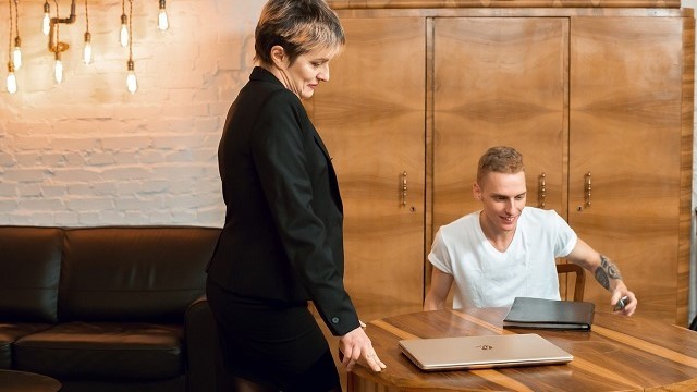 Martin Spell en acción de profesora de Tutor 4k