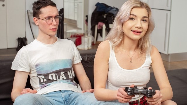 Divertente Anna Krowe partecipa in clip pompino