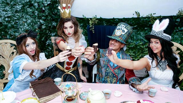 La irresistible Chanel Camryn y Holly Day en tráiler de polla grande