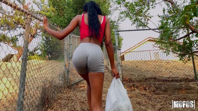 Public Pickups - video gambe lunghe