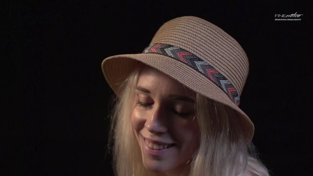 Fine Erotica - toma de hablando