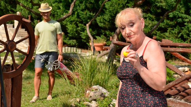 La douce Nanney dans scène cow-girl