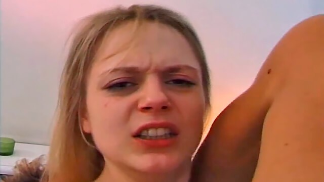 Angel Love e McKenzie Lee in oscenità pompino profondo di Naughty Noughties