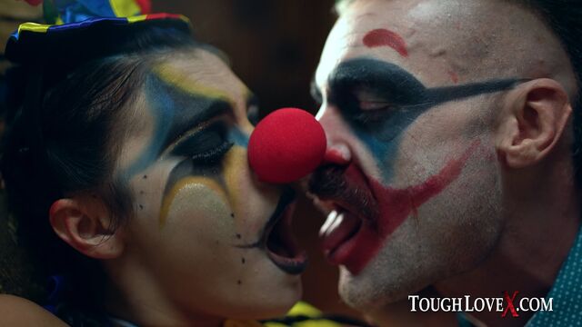 Toughlovex - scène cheveux lisses