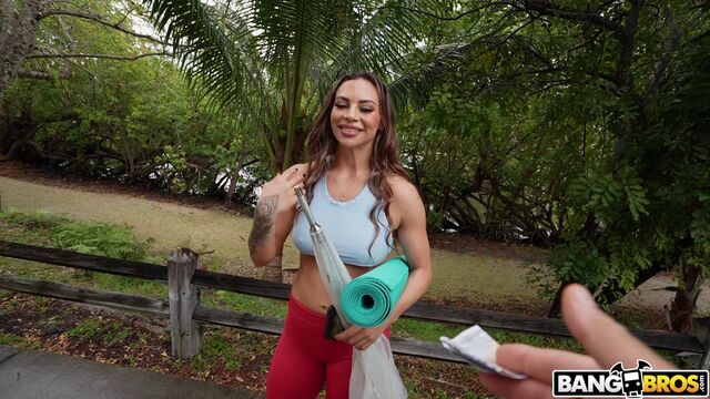 Promiskuitive Essie Gotback in Kleid XXX-Film