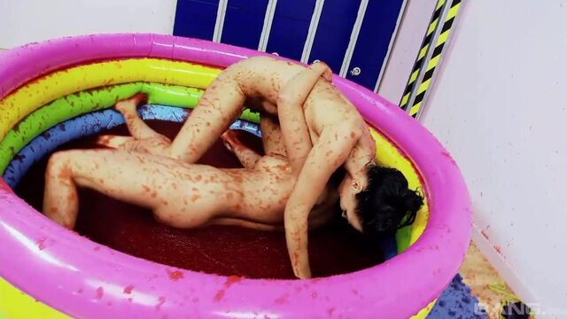 Tammie Lee e Romana Ryder in video piscina di Bluebird Films