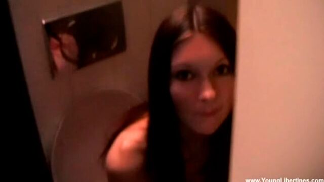 Kattie Gold en porno de piernas en los hombros de Young Libertines