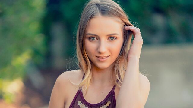 La esbelta Macy Meadows en porno de garganta profunda