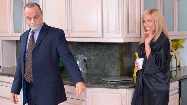 Toma con la destacada Parker Swayze con de pie y a cuatro patas de Milfs Like it Big