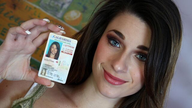 La radiante Jayde Symz en escena de jovencitas