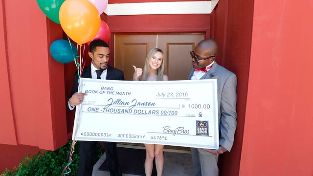 अच्छी तरह से बनाई गई Jillian का त्रिगुट क्रिया