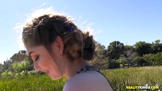 Street BlowJobs apresenta peitos pequenos delícia da Kobi Brian