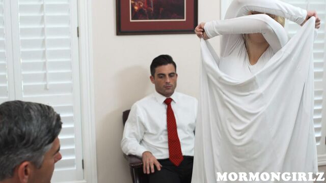 Glamorous Trillium at blonde dirt