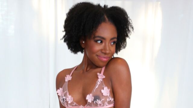 Amari Anne en escena de piernas largas de All Black X