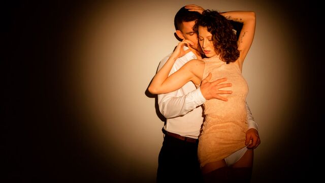 Escena de masturbación femenina con Emylia