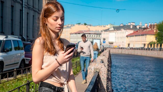 Porno con la misteriosa Lia con garganta profunda de Club Sweethearts