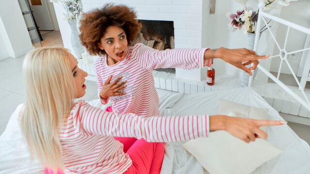 Acción de follar y lamer con Daisy y Luna