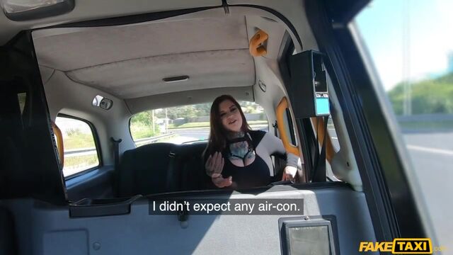 फुसला Sabien DeMonia - गहरे गले में फुटेज - Fake Taxi