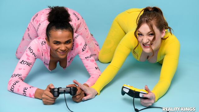 सोफे में xxx RK Prime से कामोत्तेजित  Aria Kai और Alina Ali के साथ