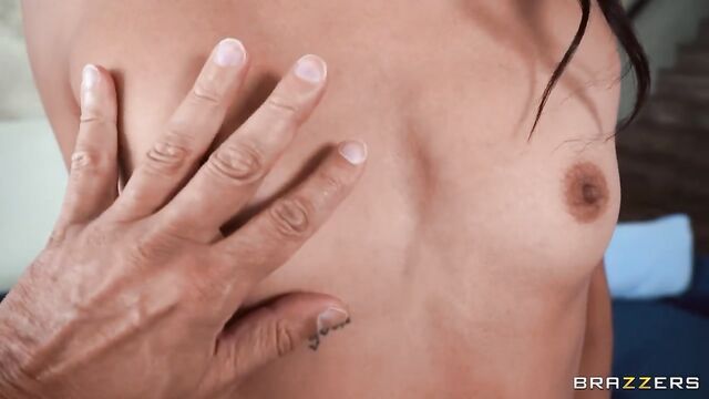 La tentatrice Alexis Tae dans pornographie gros culs