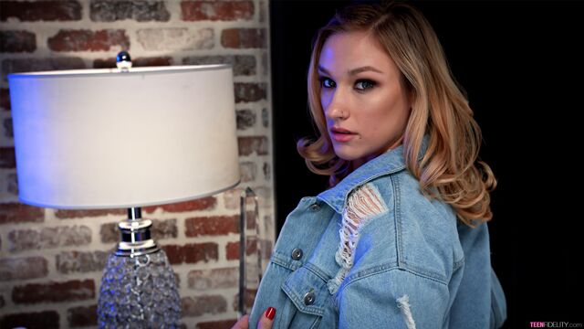 Sesso nel letto con incantevole Kasey Miller di Teen Fidelity