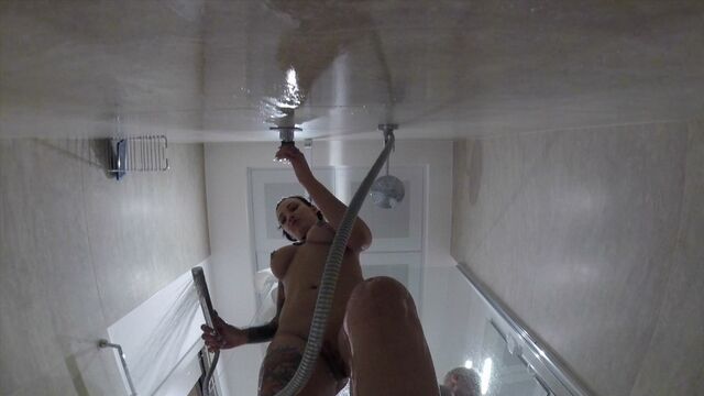 Adel Asanty em tatuagem ação no AltErotic