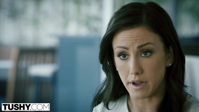 Jennifer White in clip baciare di Tushy