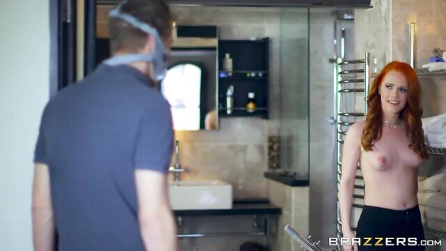 Scena gambe sulle spalle con ragazza copertina Ella Hughes di Pornstars Like it Big