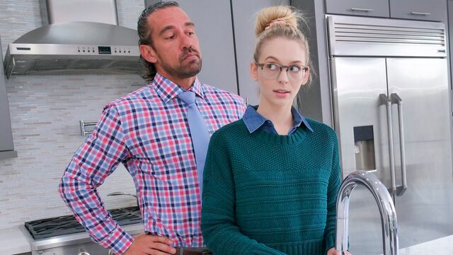 Family Strokes présente sexe double péné de Lily Larimar