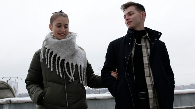 Regardez scène de la sale Iris Kiss Kiss