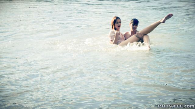 Jessika Night in Kleine Titten Clip von Tight and Teen