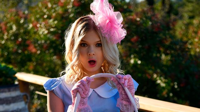 Exxxtra Small apresenta na cama trailer da Coco Lovelock