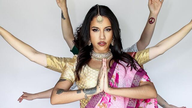 अग्निमय  Naudi Nala और Satine Summers का क्रिया देखें