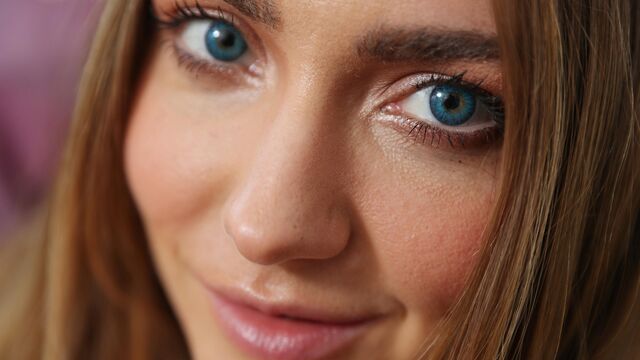 La divertida Victoria Puppy en rodaje de posando