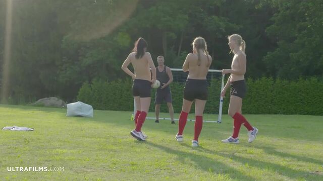 पल्च्रिटुडिनस Cassie Fire और Sofi Goldfinger का दृश्य देखें