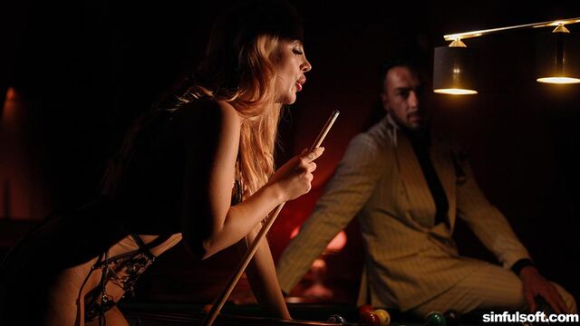 Easy-on-the-eyes Daisy May at curvy action