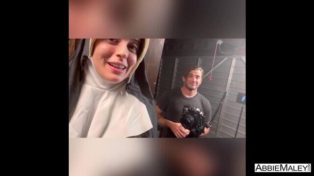 Pornografía de la noble  Abbie de tetas naturales 