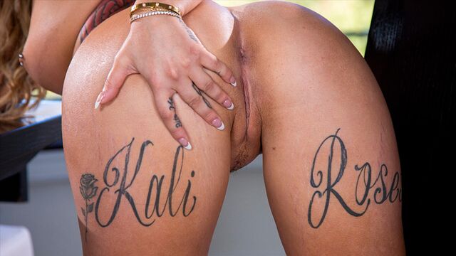 कामुक  Kali Roses में अभिनय किया मिशनरी क्लिप